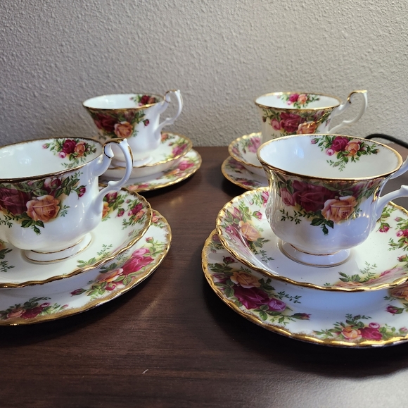 Beautiful Royal Albert Old Country Rose Cup & Saucer W/Bread & Butter Set Of 4 - Picture 4 of 6